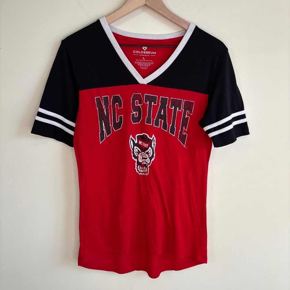 Colosseum NC State Wolfpack Womens V-Neck T-Shirt Red Black Size L Tuffy Mascot